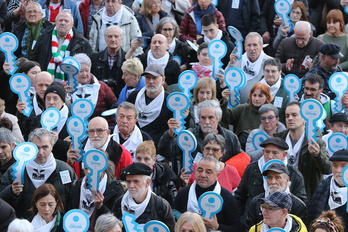 Presoen senideak, giltza eskuetan, seme-alabak, anai-arrebak, bilobak, aita-amak... behingoz etxera ekartzeko. 