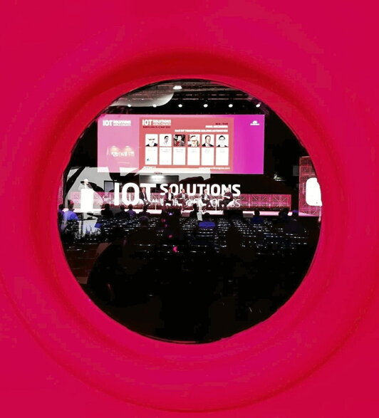 Imagen de IoT Solutions World Congress 2022 celebrado en Barcelona. En la página siguiente, estand y logotipo de Cisco Systems.