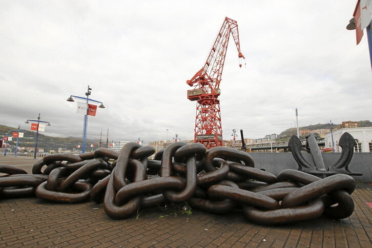 Karola y las cadenas, vestigios del pasado industrial en la ría del Ibaizabal.