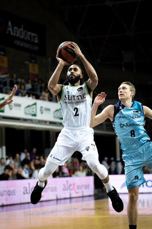 Adam Smith lanza a canasta en Andorra.