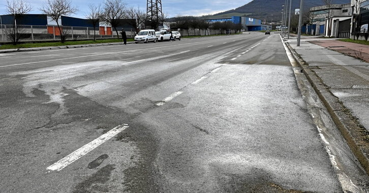 Lugar del accidente mortal, con la zona ya despejada a primeras horas de la mañana.