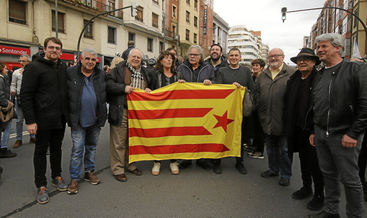 Algunos de los representantes internacionales, con Jon Iñarritu y Arnaldo Otegi.