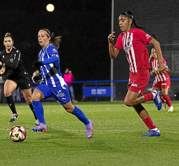 Alba Aznar y Gaby corren tras el balón.