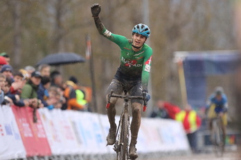 Gorka Corres celebra la consecución de la medalla de bronce en su primer campeonato estatal sub'23.