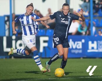 Jensen se lleva el balón ante Konat.