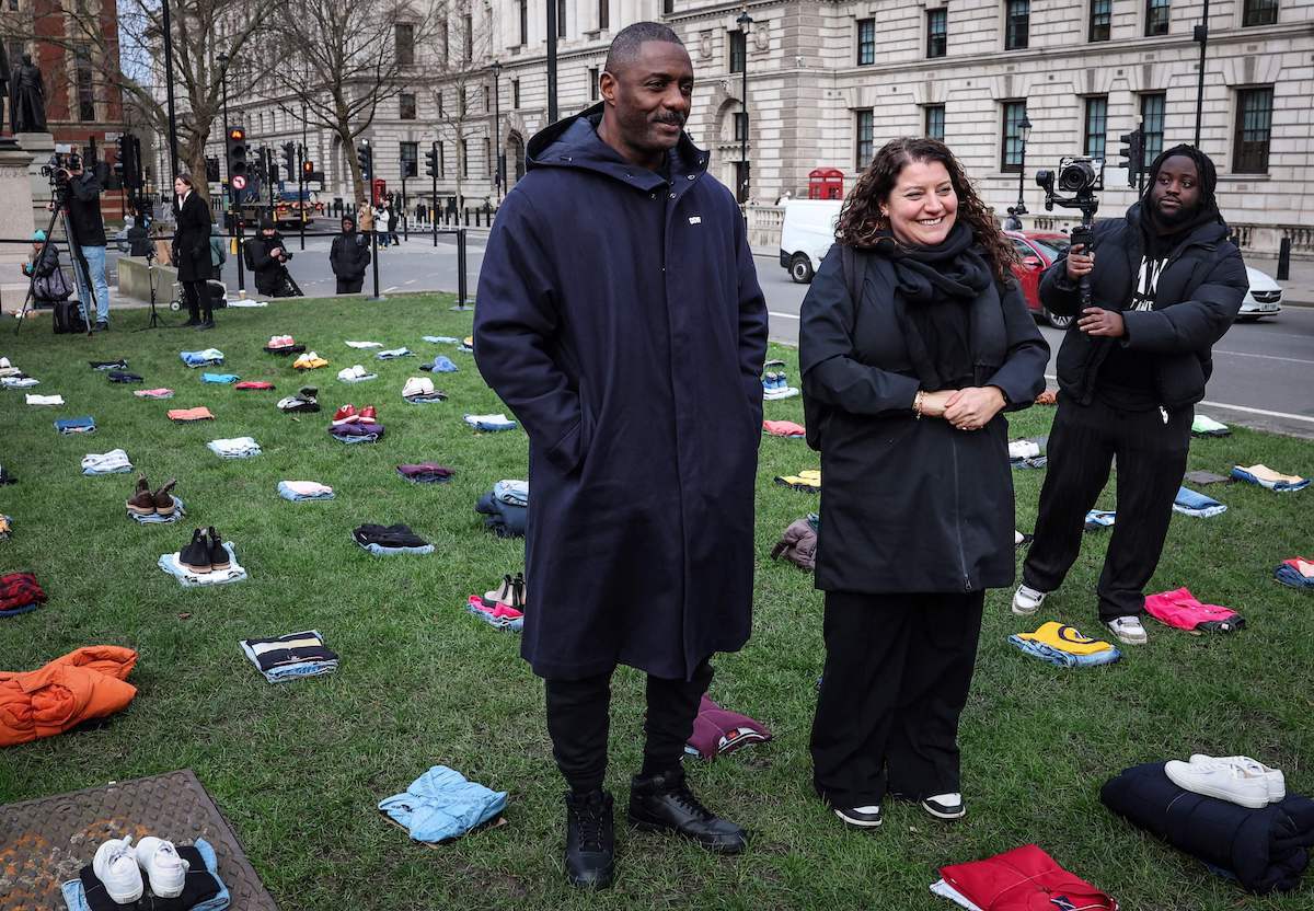 Idris Elba, en el memorial por las víctimas de arma blanca frente al Parlamento británico. (Daniel LEAL | AFP)