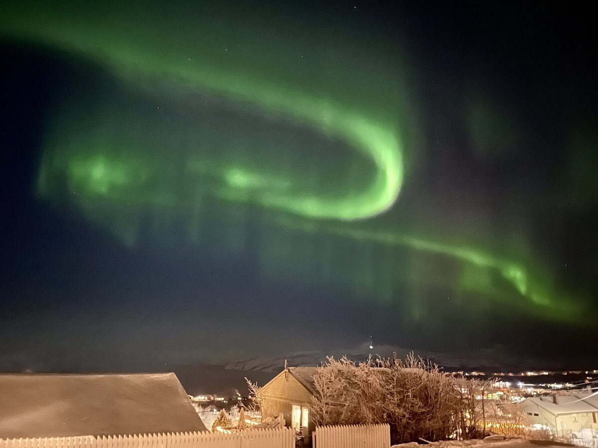 Noche boreal en Kirkenes, la localidad noruega que a acogido a cuatro periodistas rusos. (Elizaveta VEREYKINA)
