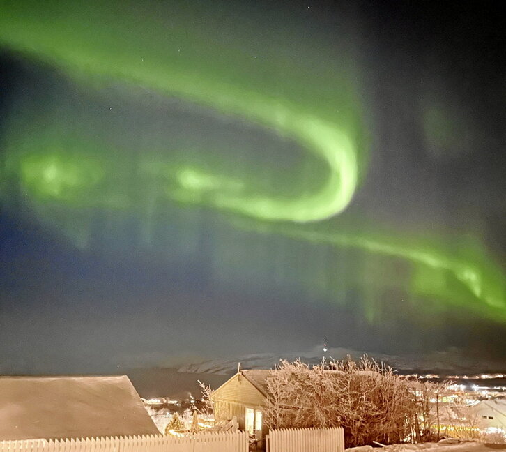 A la izquierda, noche boreal en Kirkenes, la localidad noruega que a acogido a cuatro periodistas rusos. Bajo estas líneas, Thomas Nilsen (drcha), junto a, entre otros, Elizaveta Vereykina y Georgi Chentemirov.