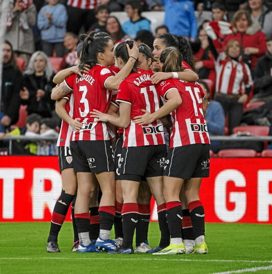 Las rojiblancas celebran el gol de Nahikari.