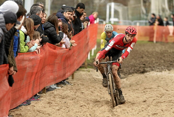 Aitor Hernández mantiene el equilibrio en una de las zonas técnicas del circuito.