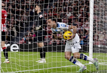 Mikel Oyarzabal recoge el balón de la portería tras marcar su octavo gol en Liga en San Mamés ante Unai Simón.
