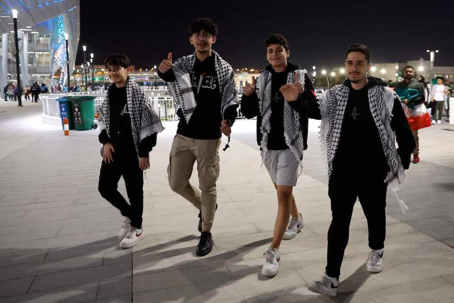 Palestinaren aldeko beste lau zale, kufiyarekin batera. Palestinaren aldeko beste lau zale, kufiyarekin batera.