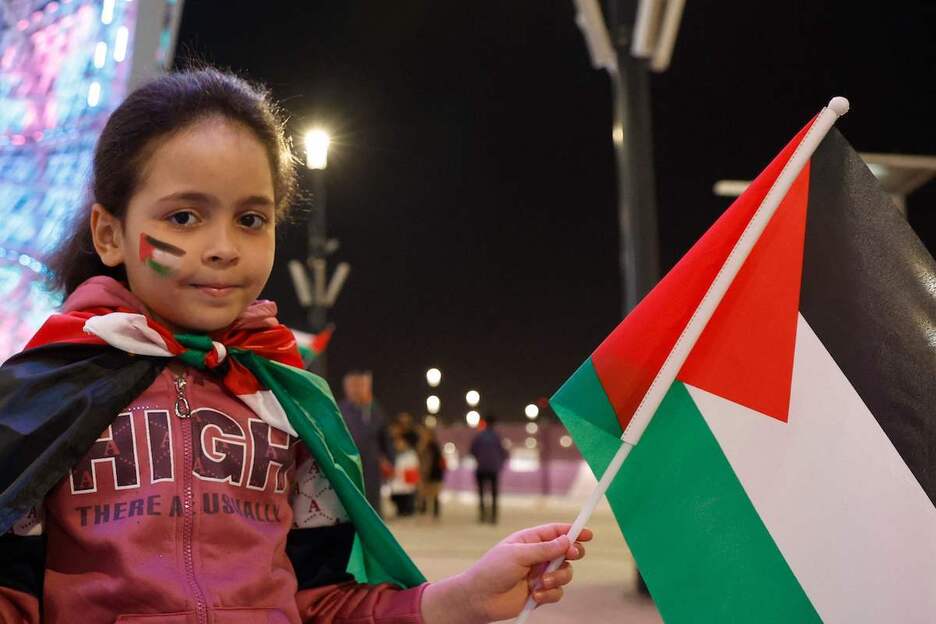 Palestinaren aldeko beste neskatxa bat, banderarekin eta aurpegia margotuta. Palestinaren aldeko beste neskatxa bat, banderarekin eta aurpegia margotuta.