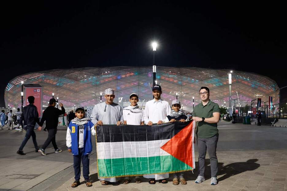 Palestinar familia bat Al-Rayyan zelaiaren kanpoaldean. Palestinar familia bat Al-Rayyan zelaiaren kanpoaldean.