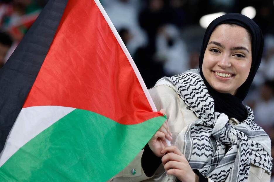 Beste palestinar zale bat, bandera eskuetan zelai barruan. Beste palestinar zale bat, bandera eskuetan zelai barruan.