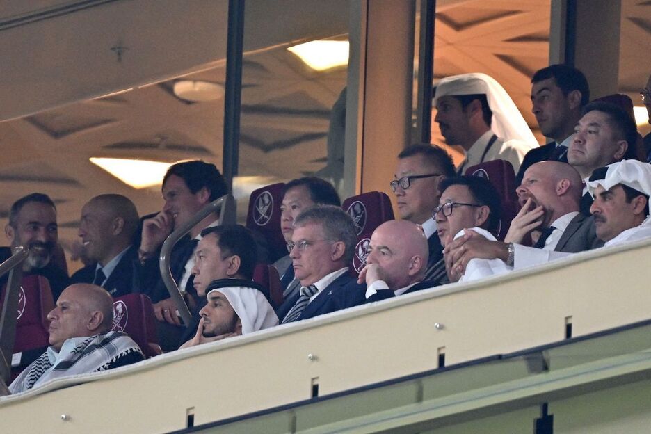 Jibril Rajoub Palestinako Futbol Federazioko presidentea palkoan egon da partida ikusten Gianni Infantino FIFAko presidentearekin batera, besteak beste. Jibril Rajoub Palestinako Futbol Federazioko presidentea palkoan egon da partida ikusten Gianni Infantino FIFAko presidentearekin batera, besteak beste.