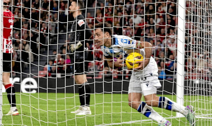 Mikel Oyarzabal recoge el balón de la portería tras marcar su octavo gol en Liga en San Mamés ante Unai Simón.