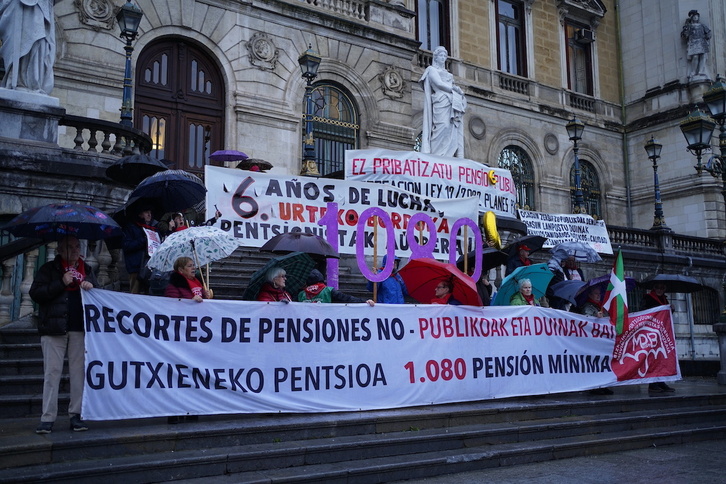 En el sexto aniversario, el Movimiento de Pensionistas ha vuelto a movilizarse en Bilbo (en la imagen) y otros puntos.
