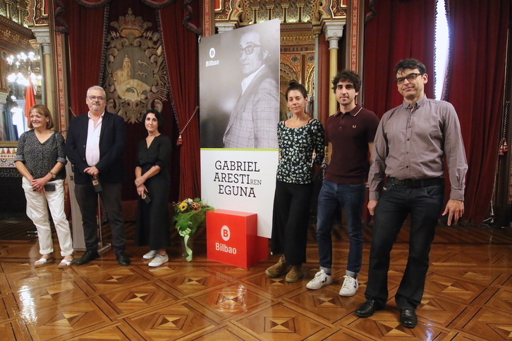 Aurreko edizio saridunak sari banaketarekin batera Gabriel Arestiri eginiko omenaldian. 