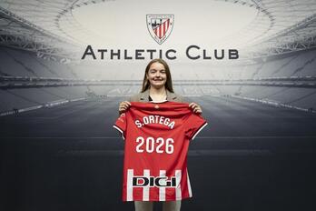 Sara Ortega posa con la camiseta rojiblanca tras firmar su renovación.