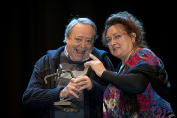 Kontxu Odriozolak eman zion Iñaki Beobideri Argizaiola saria 2010ean.