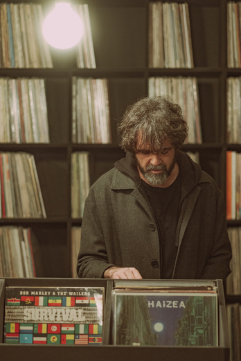 Binilo artean galduta agertu zaigu Gorka Urbizu ‘Hasiera bat’ kaleratu duenean.