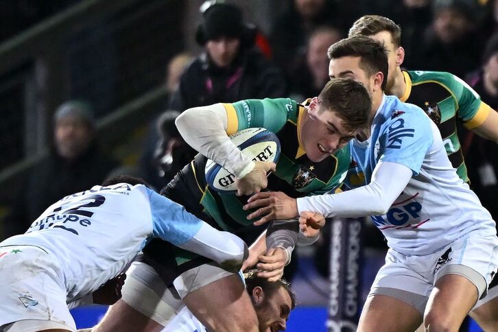 Los jugadores del Aviron no pudieron frenar al ataque de Northampton Saints y encajaron 61 puntos. 