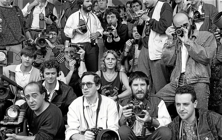 Isabel Azkarate rodeada de colegas masculinos en una imagen que captó el realizador Roman Polanski en Zinemaldia de 1988. 