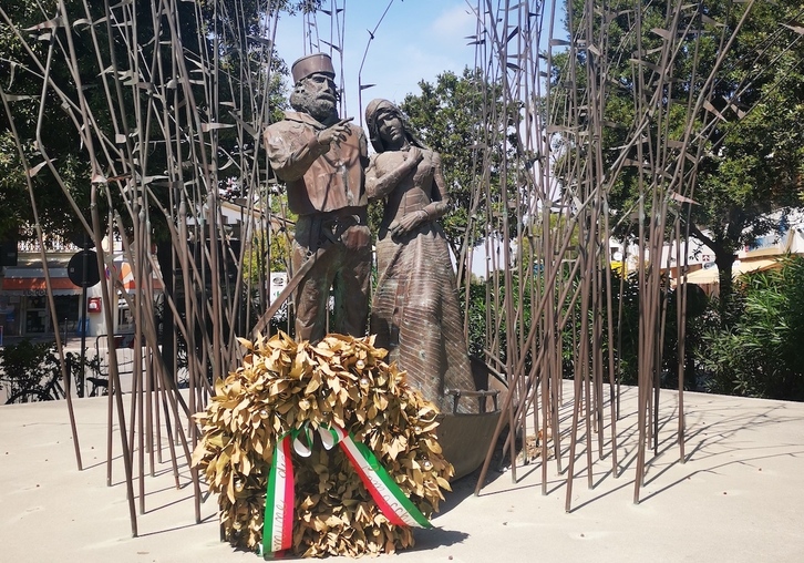 «Jenerala» eta bere bikotekidea, Anita, Porto Garibaldin gogoan.