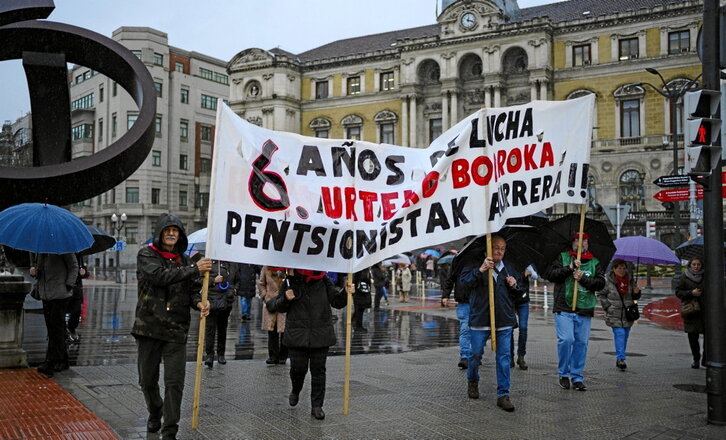 Concentración de pensionistas tras seis años, ayer en Bilbo.