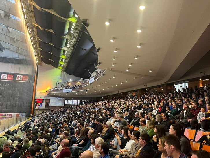 Gernikako Jai Alaia jende lepo egoteak hezetasuna areagotu egin du.