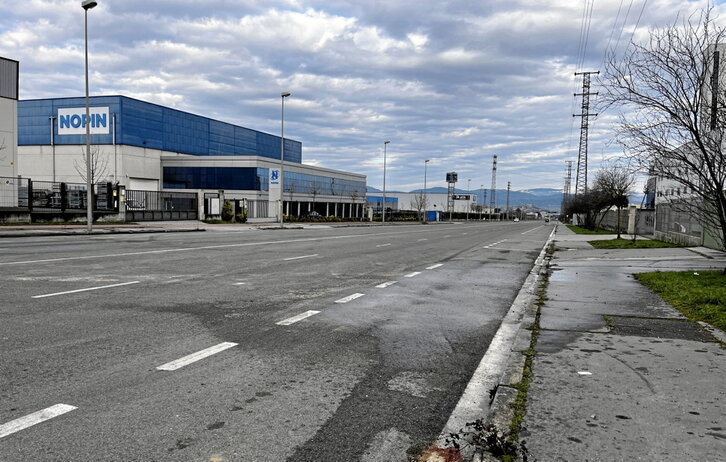 El accidente tuvo lugar en esta recta larga y ancha del polígono de Jundiz.
