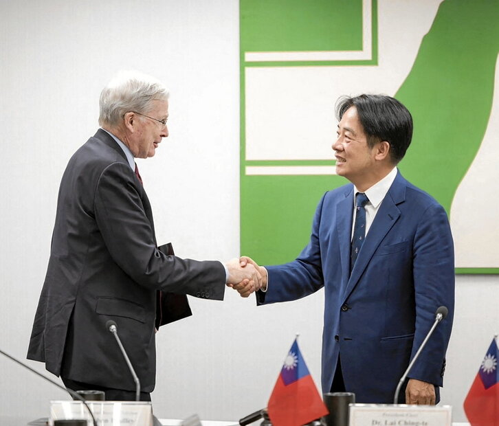 El exasesor de Seguridad Nacional Stephen Hadley saluda al presidente electo, Lai Ching-te.