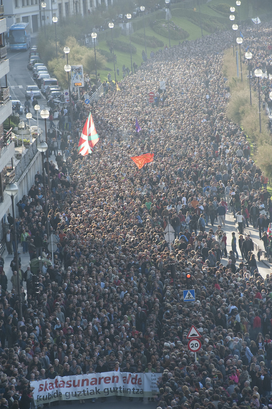 Hamarka mila lagun bildu zituen sarekada salatzeko manifestazioak, Donostian.