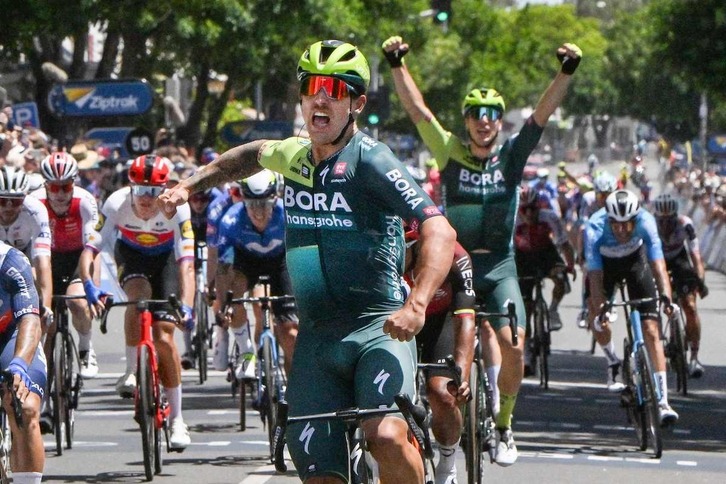 Sam Welsford y su compañero Danny Van Poppel, séptimo, celebran su primera victoria con el Bora.
