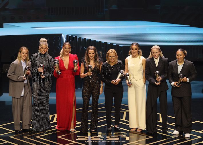 Siete jugadoras inglesas, en la imagen junto a Sarina Wiegman, entraron en el XI del año. Adrian Dennis/FP