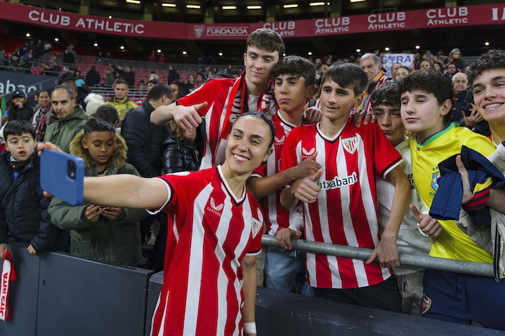 Nahikari se fotografía con aficionados rojiblancos tras el choque copero de San Mamés. Aritz Loiola/FOKU