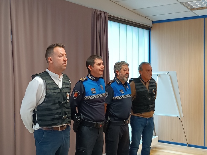 Antonio Sánchez, jefe de la Policía Municipal de Iruñea (el segundo por la izquierda), junto a agentes que han participado en la investigación.