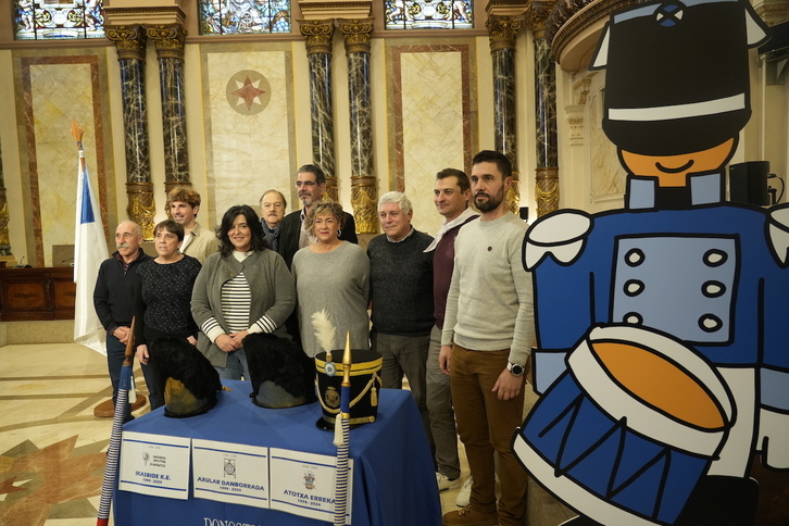 La presentación de la tamborrada de adultos ha tenido lugar en el salón de plenos municipal.