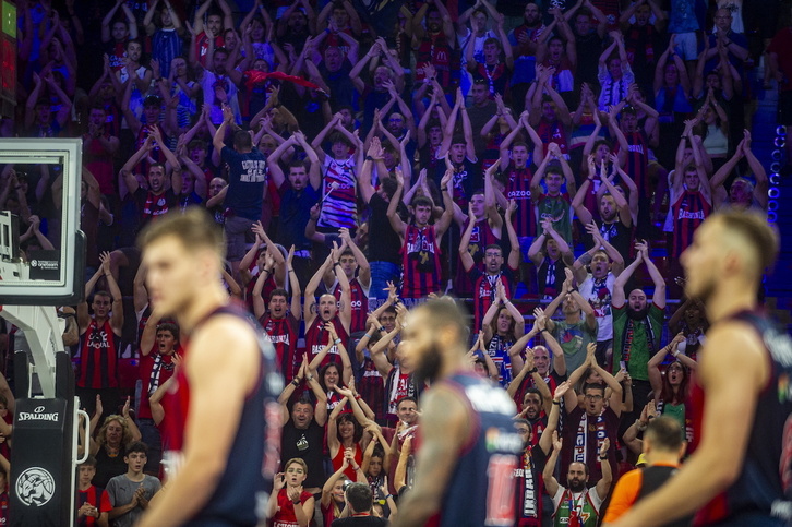 Los aficionados baskonistas animan a su equipo en un partido de Euroliga frente al Real Madrid.