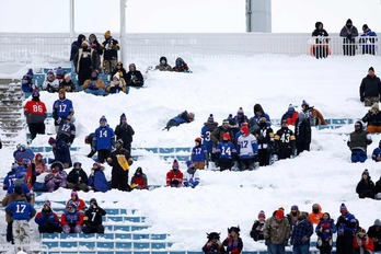 Hinchas de Buffalo y Pittsburgh se acomodan como pueden en las nevedas gradas del Highmark Stadium.