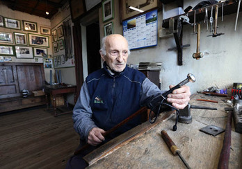 Charles Bergarak 90 urte gaindituta ere atelierrean jarraitu zuen lanean. Argazkia, 2020an hartua da.