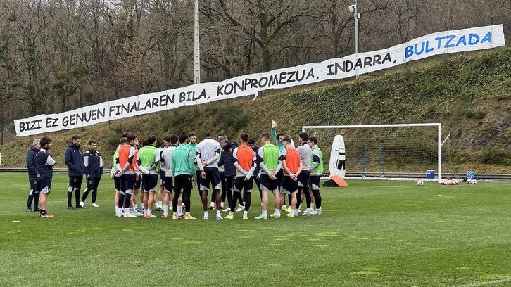 Zubietako zelai batean pankarta bat zintzilikatu du ‘Bultzada Txuri Urdina’ zale taldeak.