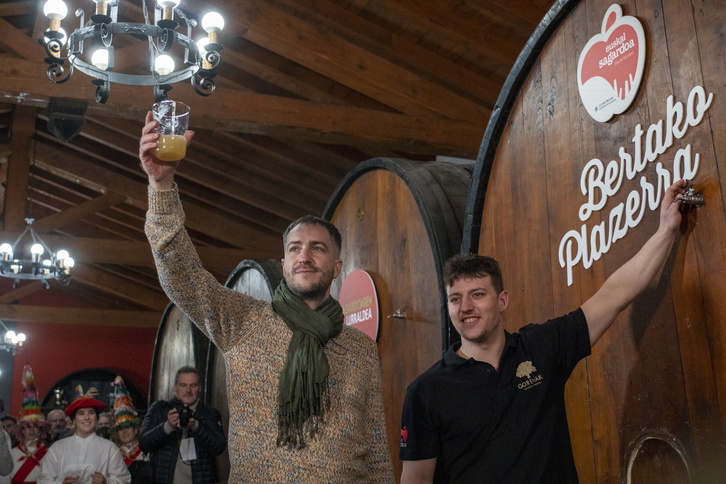 ETS musika taldeko Iñigo Etxezarretak ireki du ‘txotx’ denboraldia Astigarragan.