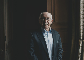 Jean-René Etchegaray, en su despacho de alcalde de Baiona.