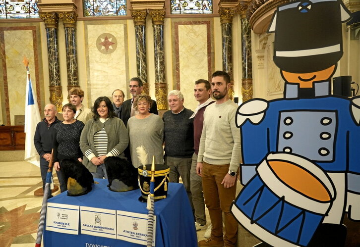 El Ayuntamiento acogió la presentación de la tamborrada de mayores.