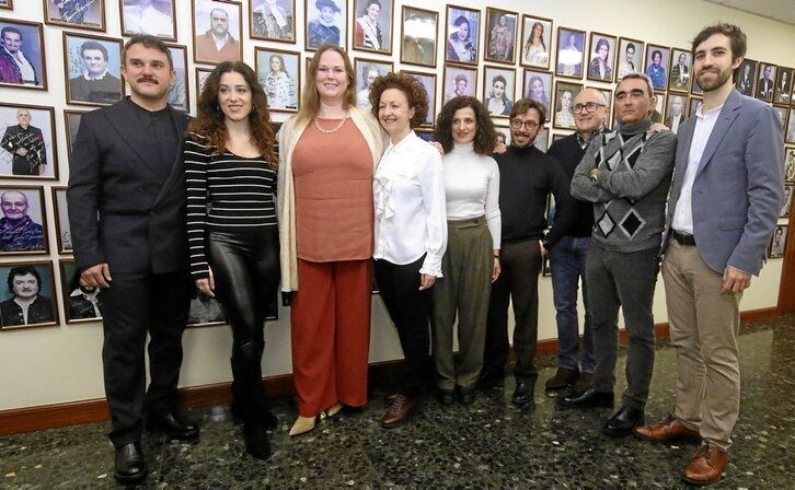 El equipo de esta ópera, con Jessica Pratt (3i) y Lucia Marín (4i).