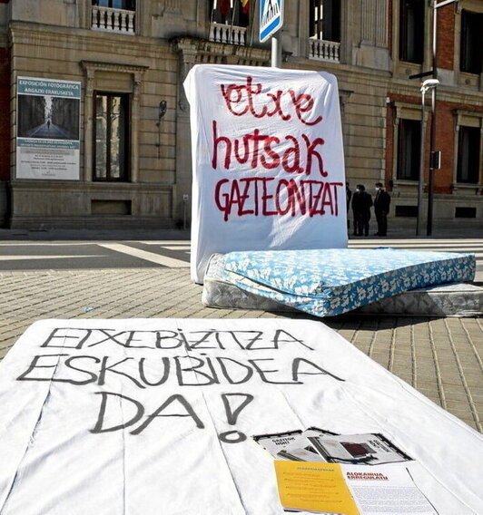 Protesta ante el Parlamento de Nafarroa para reivindicar el derecho de la juventud a una vivienda digna.