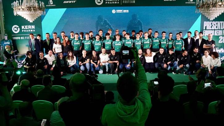 Todos los corredores y el staff del Kern Pharma, en la presentación de Iruñea.