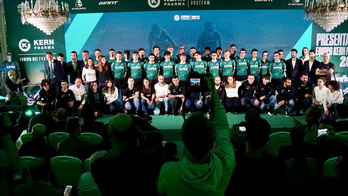 Todos los corredores y el staff del Kern Pharma, en la presentación de Iruñea.